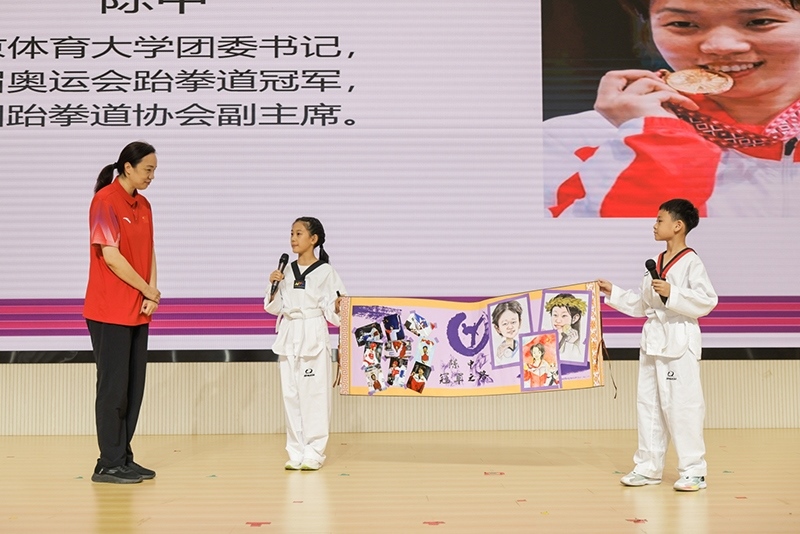 兩位學(xué)生小記者對(duì)話陳中老師。學(xué)校供圖