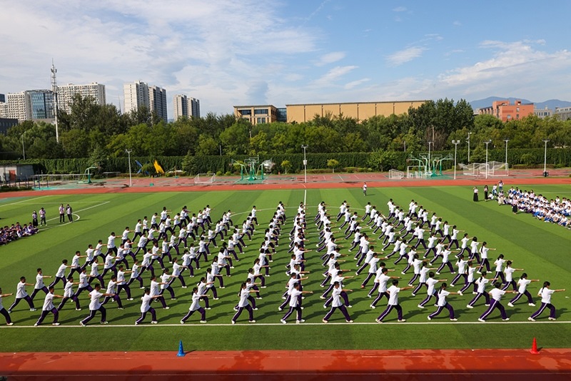 高一學(xué)生在開學(xué)典禮中表演軍體拳。學(xué)校供圖