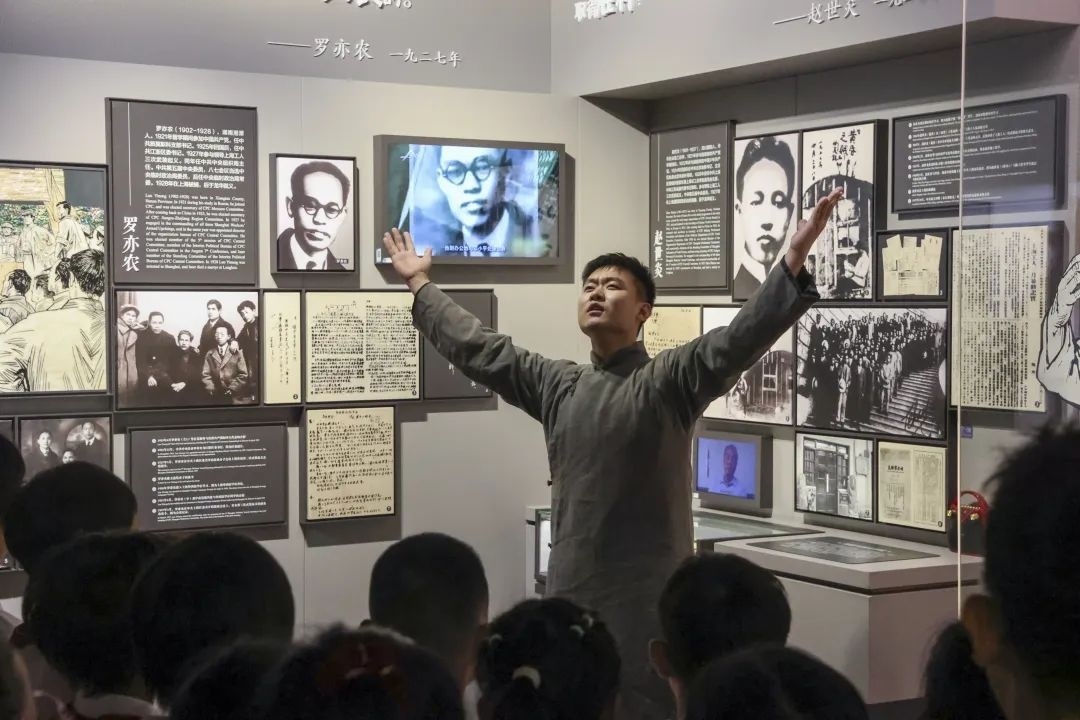 勞模身穿長袍再現(xiàn)烈士事跡。徐匯區(qū)總工會供圖