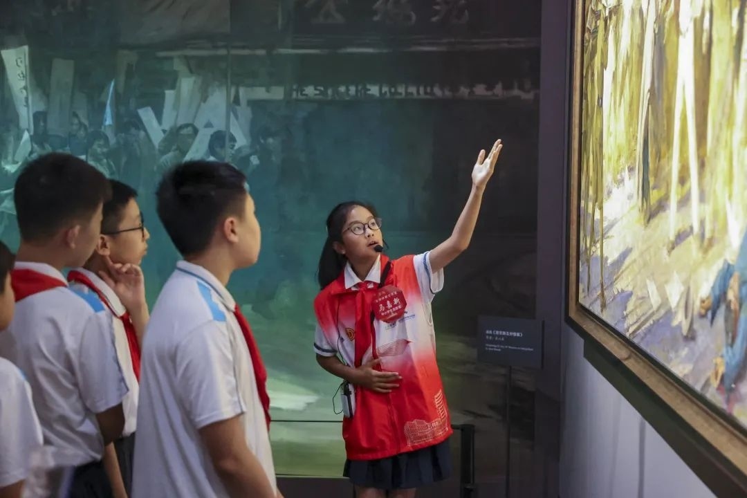 同學(xué)們觀賞不同革命場景及烈士形象的藝術(shù)作品。徐匯區(qū)總工會供圖