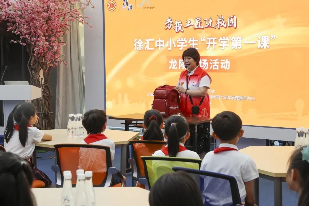 勞模工匠現(xiàn)場向同學(xué)們傳授勞動技能。徐匯區(qū)總工會供圖