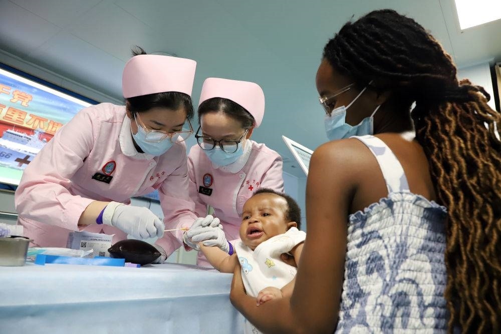 2024年8月12日，中國海軍“和平方舟”號醫(yī)院船在莫桑比克馬普托開展醫(yī)療服務(wù)。