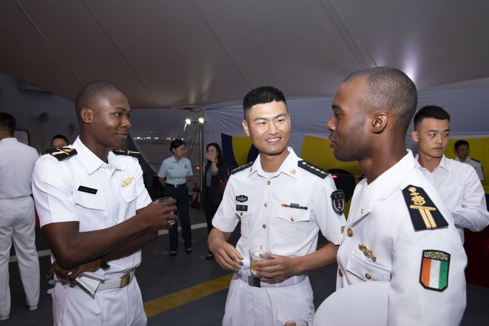 2023年6月25日，中國和科特迪瓦雙方官兵在南寧艦舉辦的甲板招待會上交流。中國海軍第43批護航編隊22日抵達科特迪瓦經(jīng)濟首都阿比讓，開始對科特迪瓦為期4天的友好訪問。