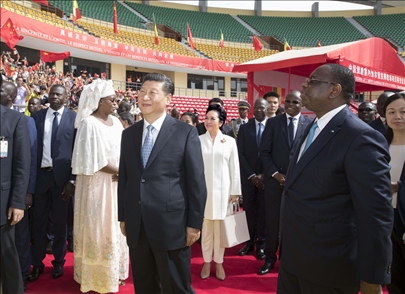 2018年7月22日，國(guó)家主席習(xí)近平在達(dá)喀爾同時(shí)任塞內(nèi)加爾總統(tǒng)薩勒共同出席塞內(nèi)加爾競(jìng)技摔跤場(chǎng)項(xiàng)目移交儀式。新華社記者 王曄 攝