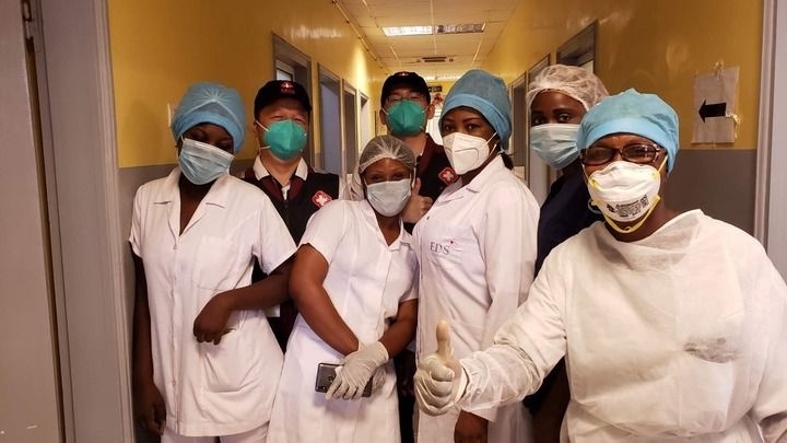 2020年5月26日，中國抗疫醫(yī)療專家組在剛果（布）首都布拉柴維爾指導新冠肺炎病房建設(shè)時，與當?shù)匾痪€醫(yī)務(wù)人員合影。新華社發(fā)