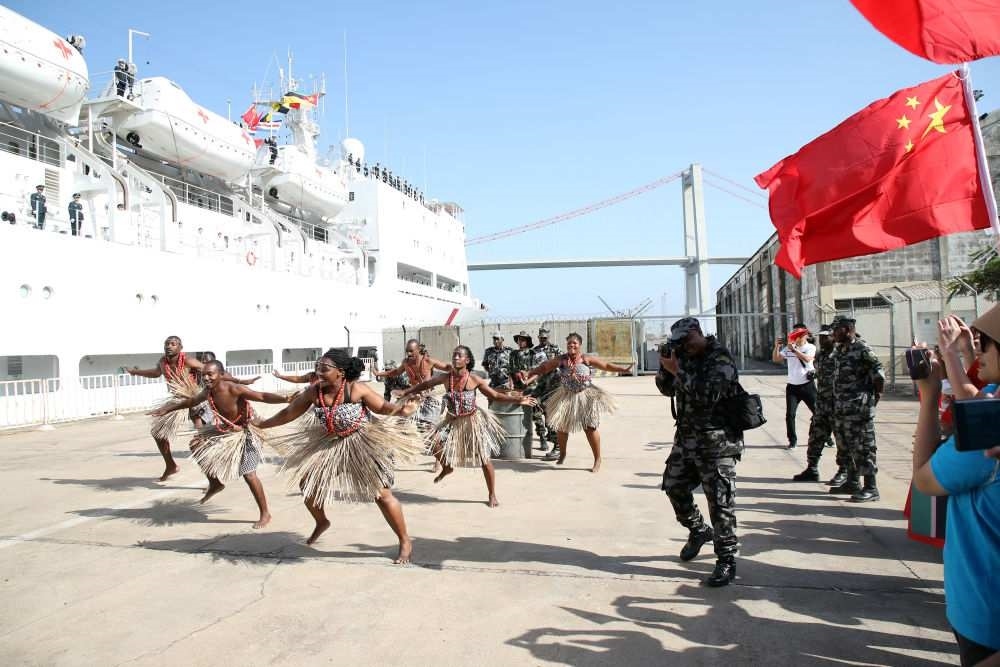 2024年8月16日，在莫桑比克馬普托港，當(dāng)?shù)匮輪T表演舞蹈，歡送中國海軍“和平方舟”號醫(yī)院船。