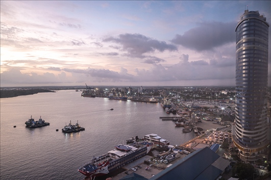 這是2023年12月29日拍攝的日出時(shí)分的坦桑尼亞達(dá)累斯薩拉姆港。新華社記者 王冠森 攝