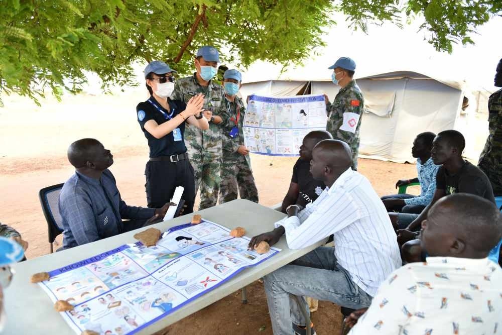 2020年3月，在南蘇丹首都朱巴，執(zhí)行聯(lián)合國維和任務(wù)的中國維和警察廖潔給當(dāng)?shù)鼐熘v解防疫知識。