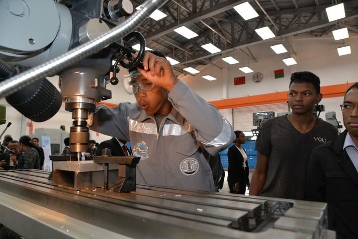 2024年4月26日，在馬達加斯加首都塔那那利佛，塔那那利佛大學理工學院的學生在魯班工坊操作設(shè)備。新華社發(fā)（西塔卡·拉喬納里松攝）