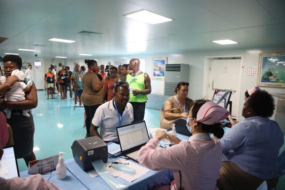 2024年7月8日，塞舌爾民眾在中國海軍“和平方舟”號醫(yī)院船上排隊就診。