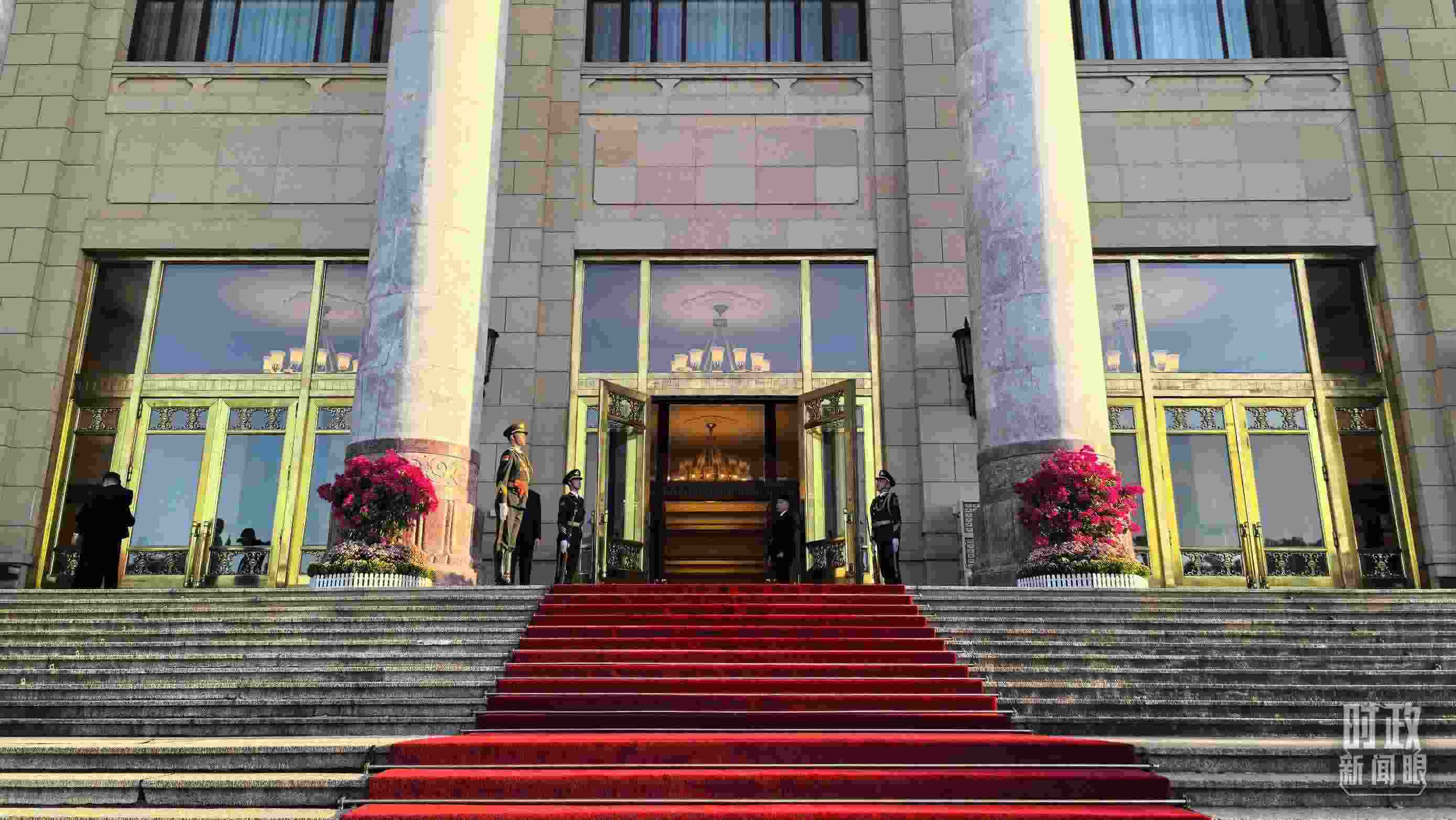 △人民大會(huì)堂外，禮兵列隊(duì)迎接貴賓。（總臺(tái)央視記者陸泓宇拍攝）