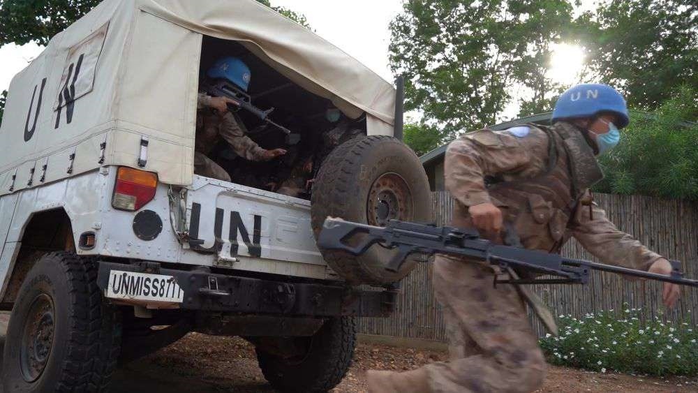2022年7月27日，中國第八批赴南蘇丹（朱巴）維和步兵營百人防暴隊抵達預(yù)定區(qū)域，進行綜合防衛(wèi)演練。針對南蘇丹社會安全問題及近期在剛果（金）東部地區(qū)發(fā)生的針對聯(lián)合國剛果（金）穩(wěn)定特派團的抗議示威活動，中國第八批赴南蘇丹（朱巴）維和步兵營于日前組織UN HOUSE（聯(lián)合國之家）綜合防衛(wèi)演練，以應(yīng)對可能出現(xiàn)的難民涌入、營門遇襲、暴恐威脅等突發(fā)情況。