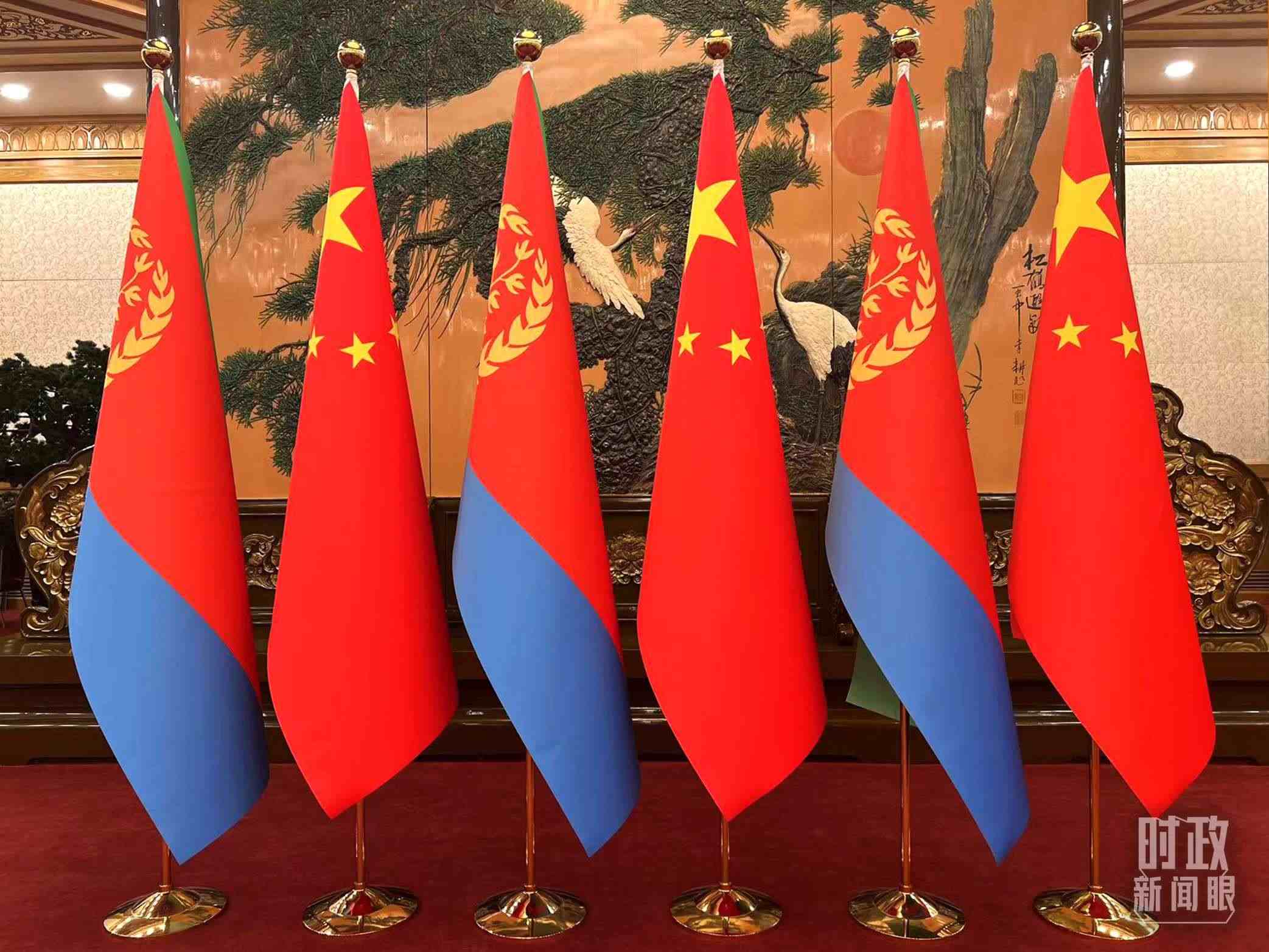 △會(huì)見現(xiàn)場(chǎng)擺放的中國和厄立特里亞兩國國旗。（總臺(tái)央視記者趙婷拍攝）