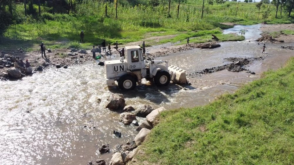 2023年6月7日，在剛果（金）南基伍省卡萊亥地區(qū)，中國第26批赴剛果（金）維和工兵分隊官兵進行施工作業(yè)。
