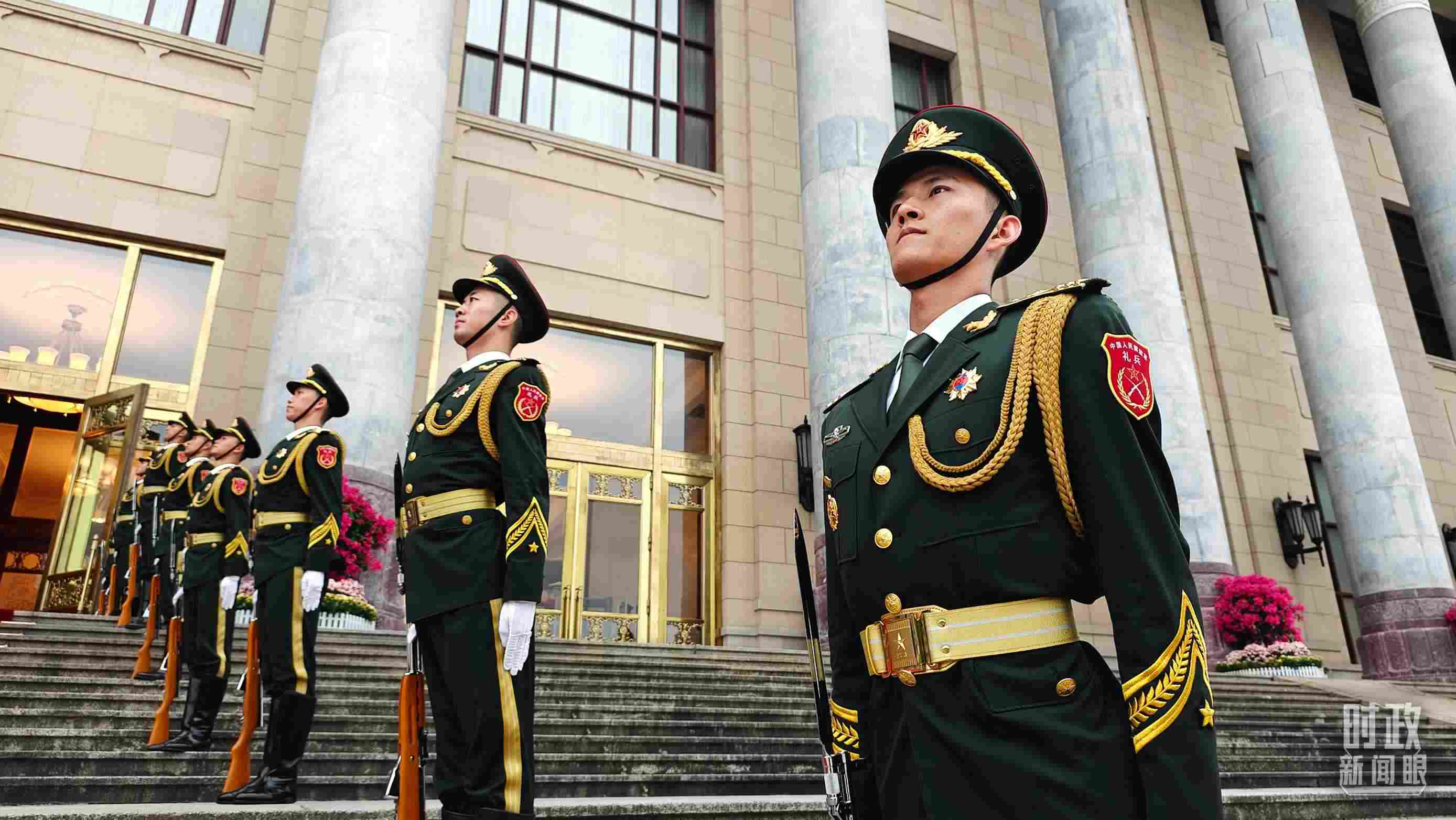  △人民大會(huì)堂外，禮兵列隊(duì)歡迎外國(guó)領(lǐng)導(dǎo)人。（總臺(tái)央視記者韓銳拍攝）