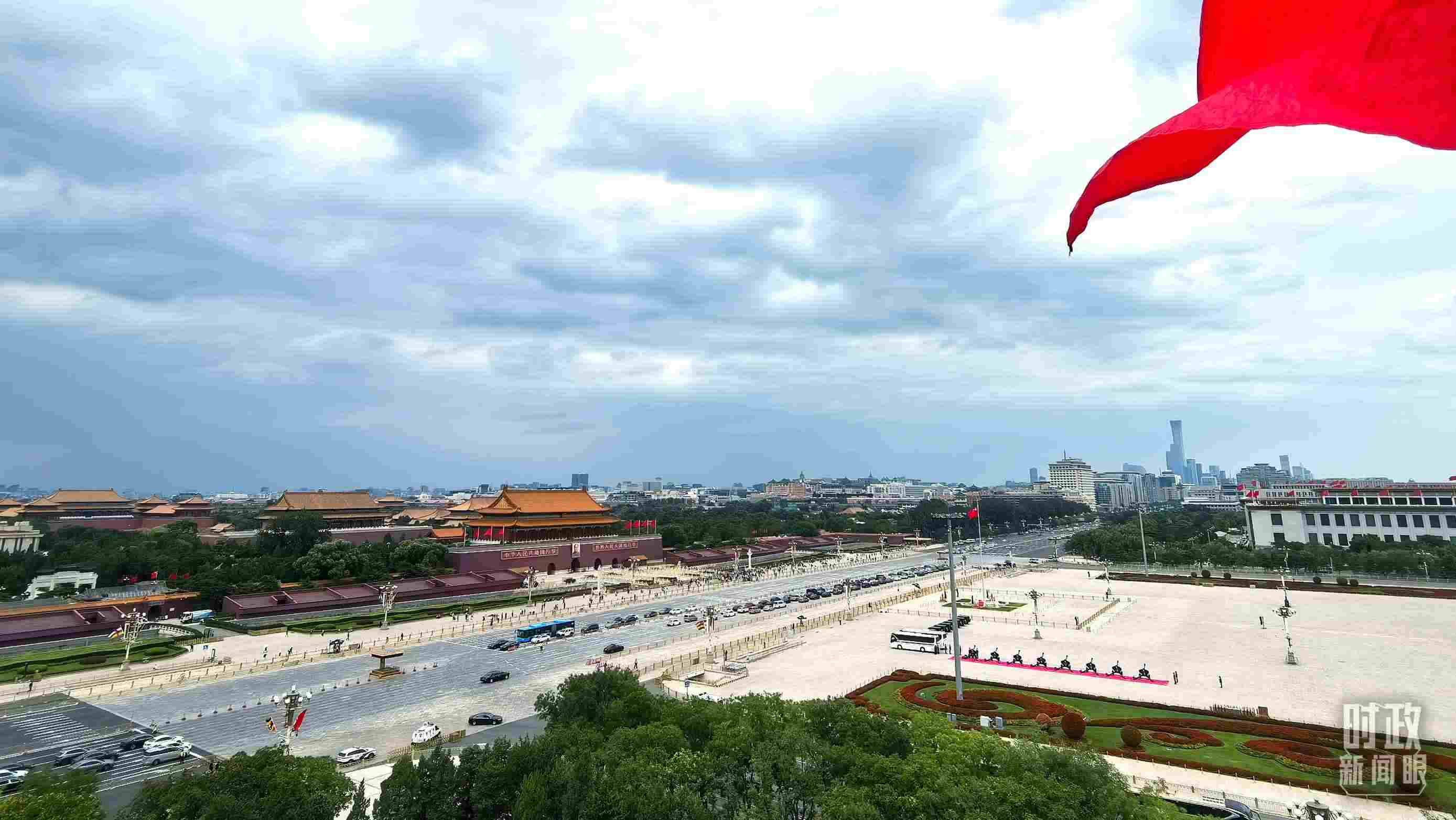 △北京長(zhǎng)安街兩側(cè)懸掛中非合作論壇成員旗幟。（總臺(tái)央視記者張垚拍攝）