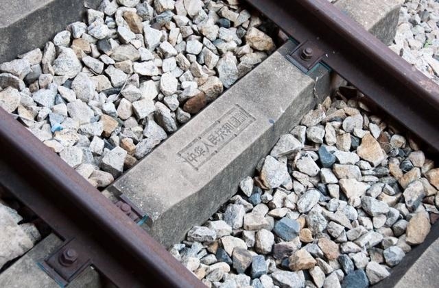 坦贊鐵路鋼筋混凝土軌枕上的“中華人民共和國(guó)制”字樣清晰可辨。