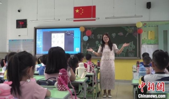 圖為衡水市新苑小學，老師正在給學生講開學第一課的內(nèi)容。王天祥 攝