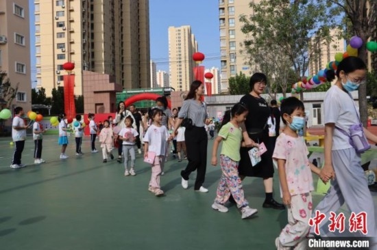 圖為衡水市新苑小學，小學一年級新生佩戴“夢想徽章”后，步入校園 。王天祥 攝