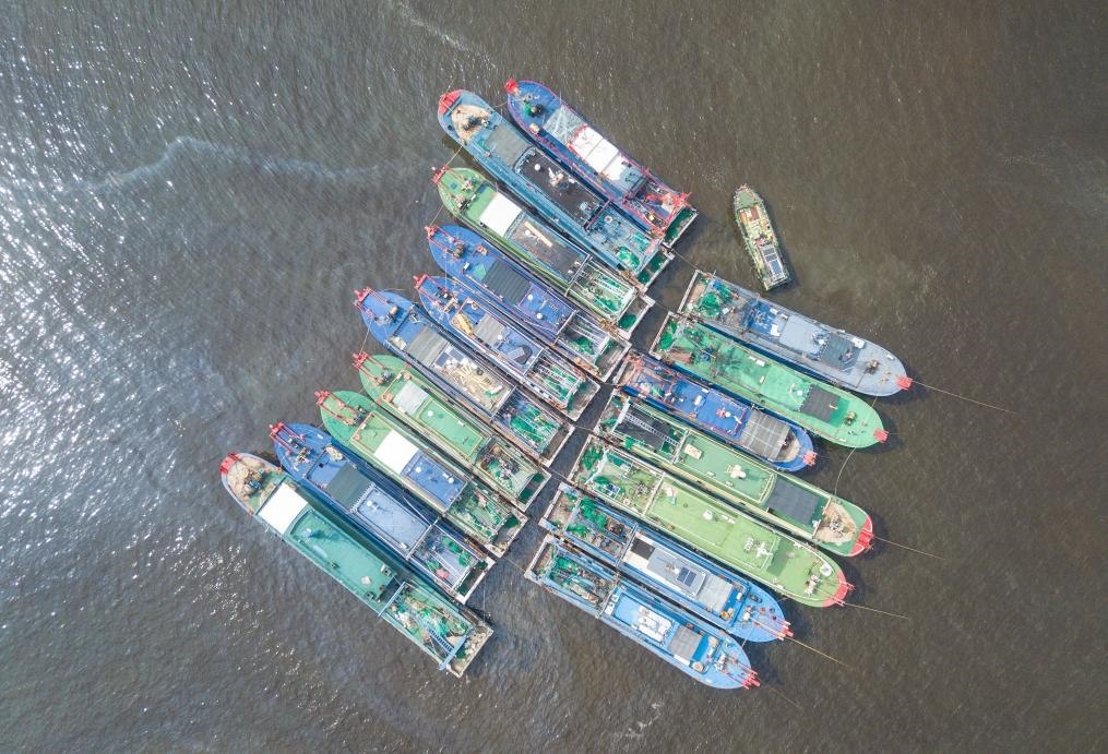 9月4日，船只在海南省海口市新港碼頭?？勘茱L(fēng)（無(wú)人機(jī)照片）。新華社記者 蒲曉旭 攝