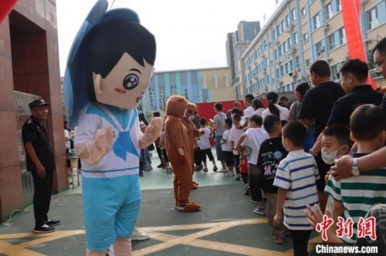 圖為衡水市新苑小學，老師穿上玩偶服裝歡迎新生入學。王天祥 攝