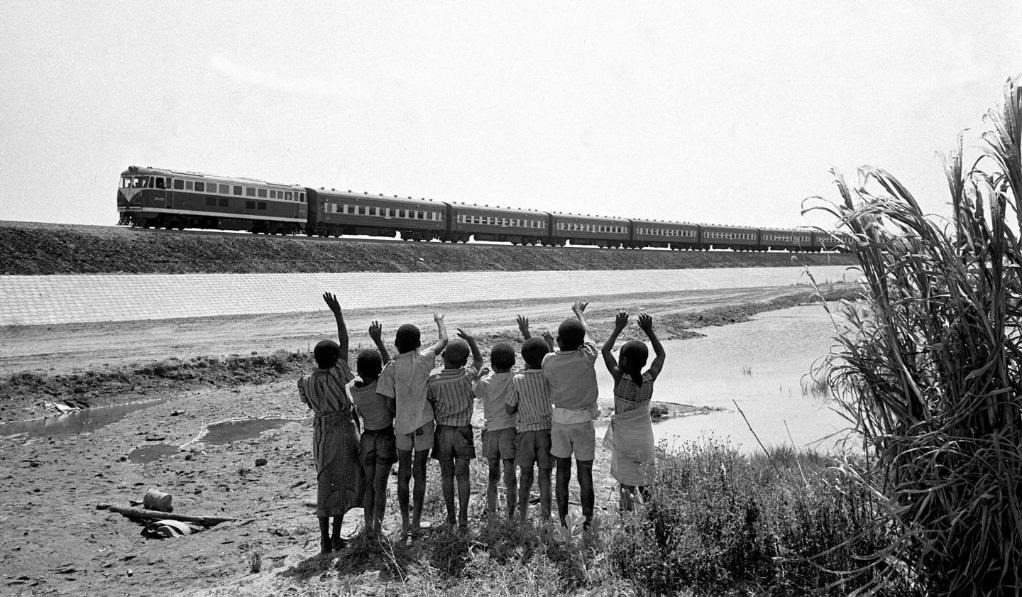 贊比亞魯西瓦西湖畔的少年兒童歡迎坦贊鐵路的列車(chē)通到他們的家鄉(xiāng)（1976年攝）。新華社發(fā)