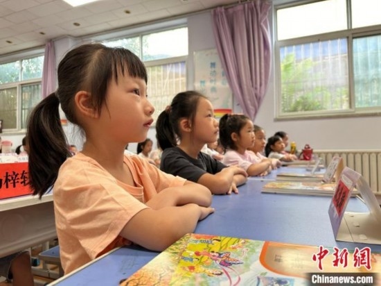 圖為衡水市康復街小學，小學生聽老師講開學第一課內(nèi)容。徐鵬璐 攝