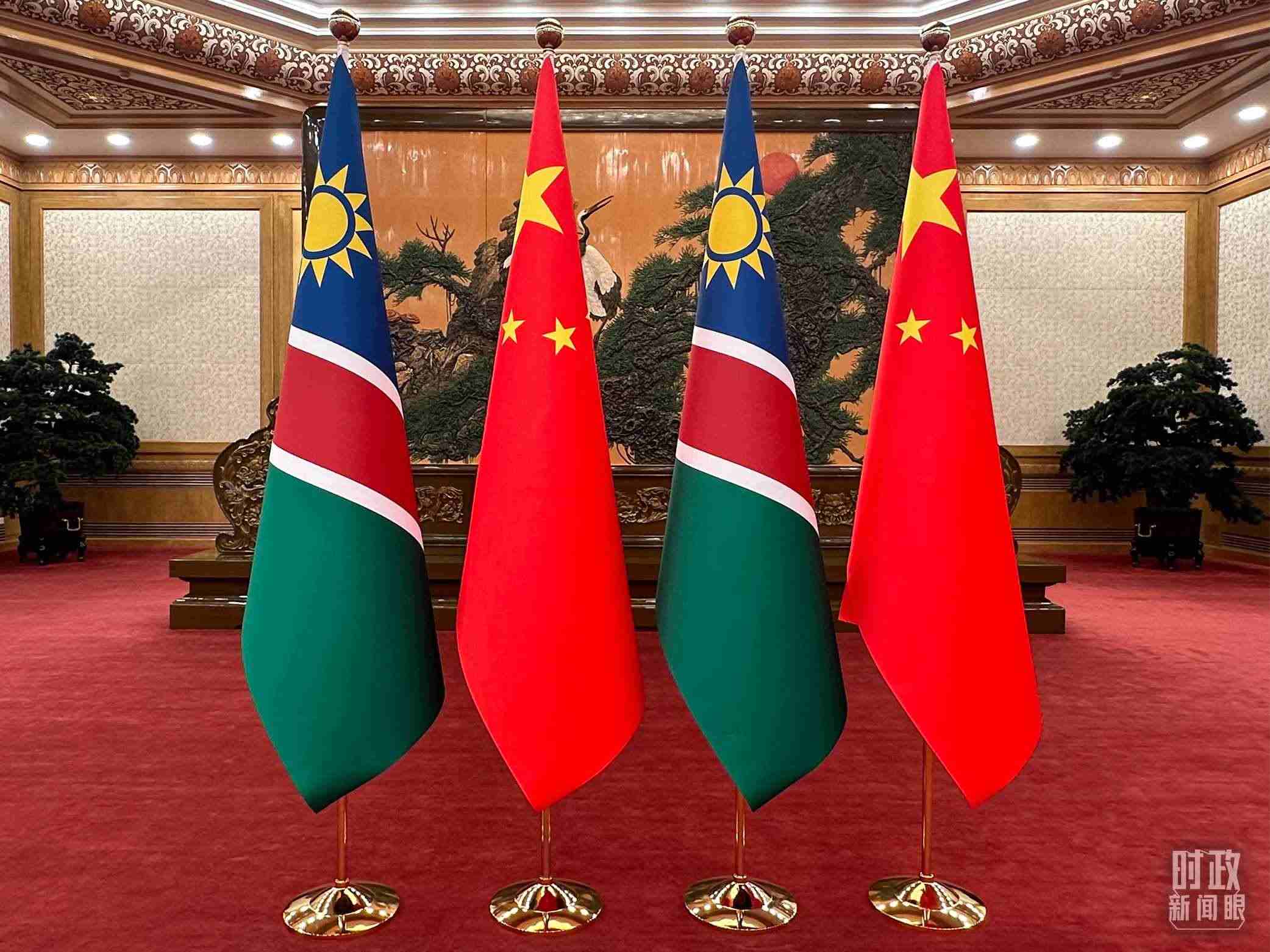  △雙邊會見現(xiàn)場的中國和納米比亞國旗。（總臺央視記者范一鳴拍攝）