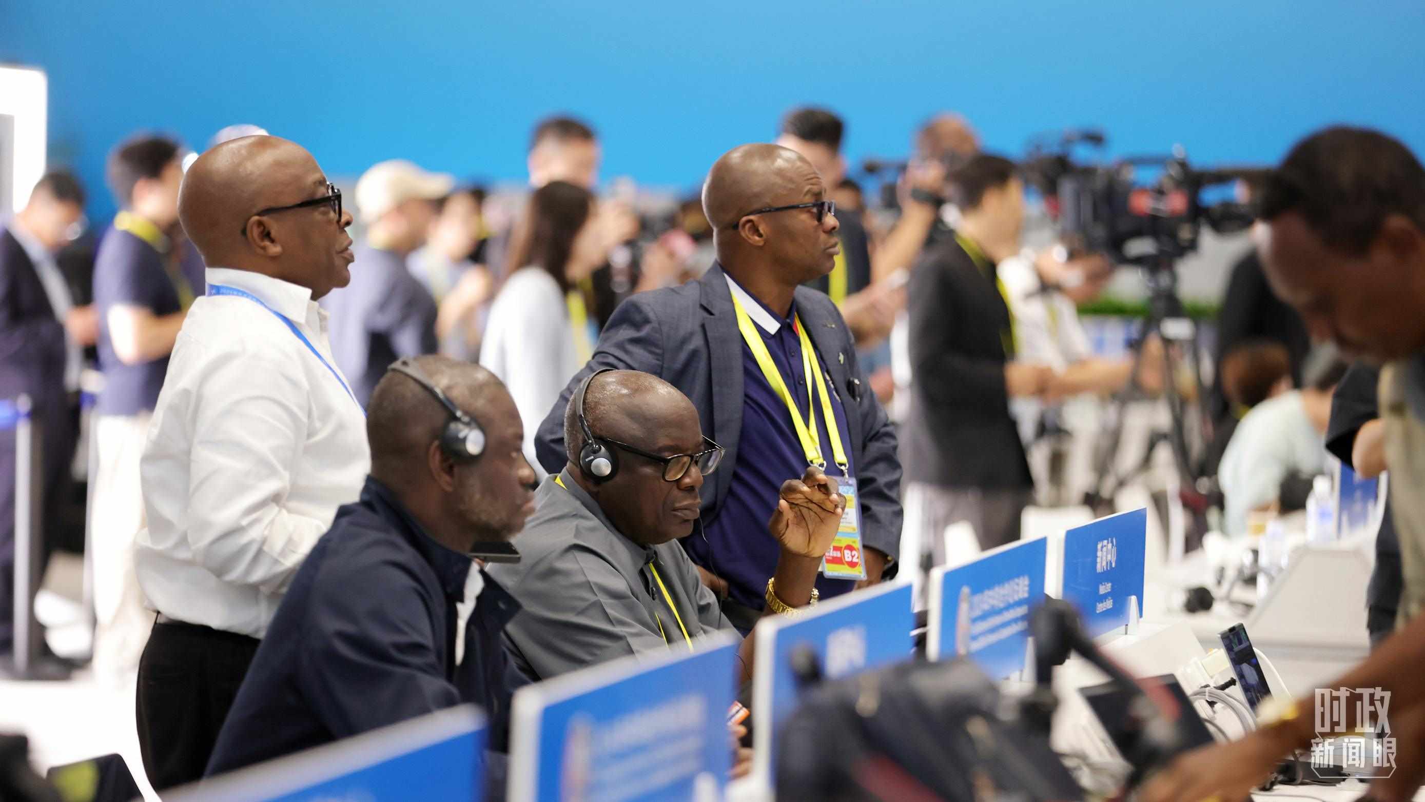  △媒體記者在人民大會堂和新聞中心參與峰會報道。（總臺央視記者范一鳴、魏幫軍拍攝）