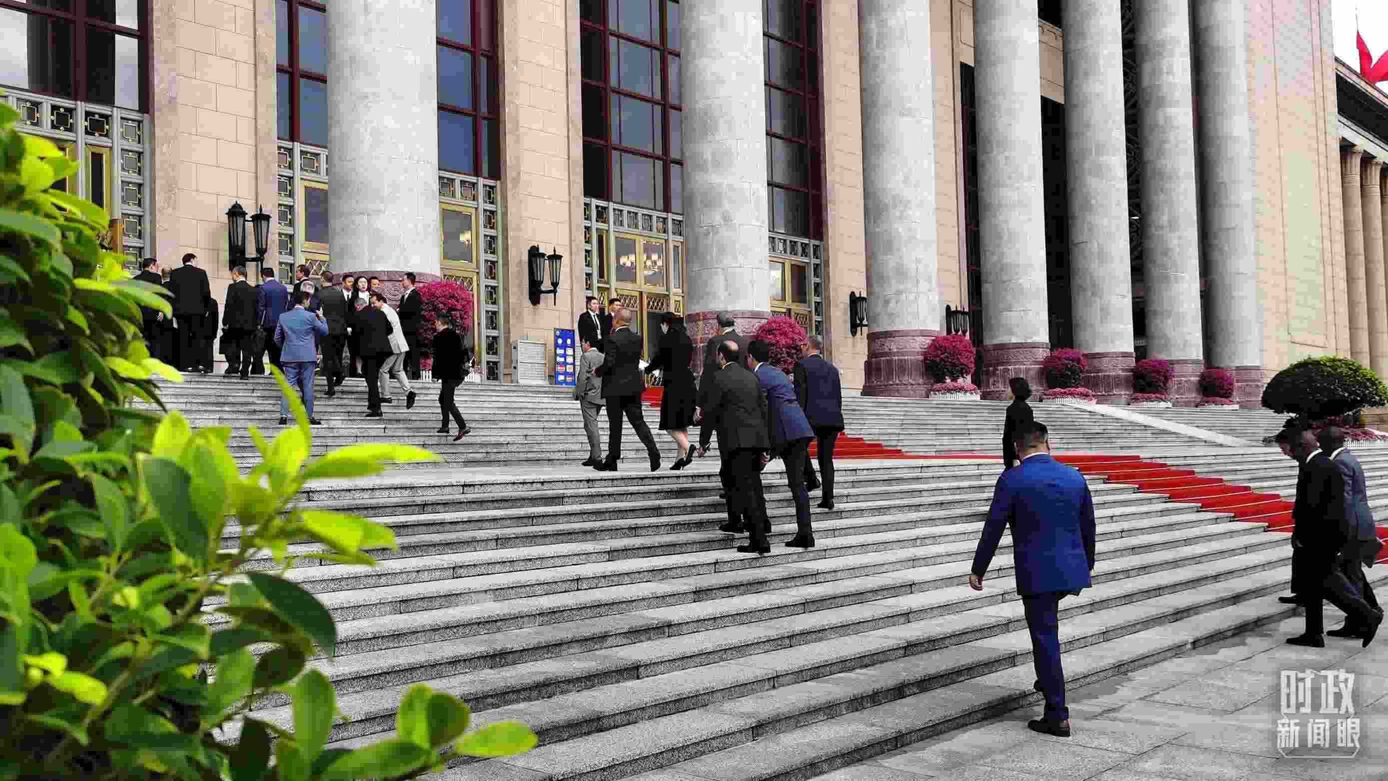  △與會者正在步入會場。（總臺央視記者郭鴻拍攝）