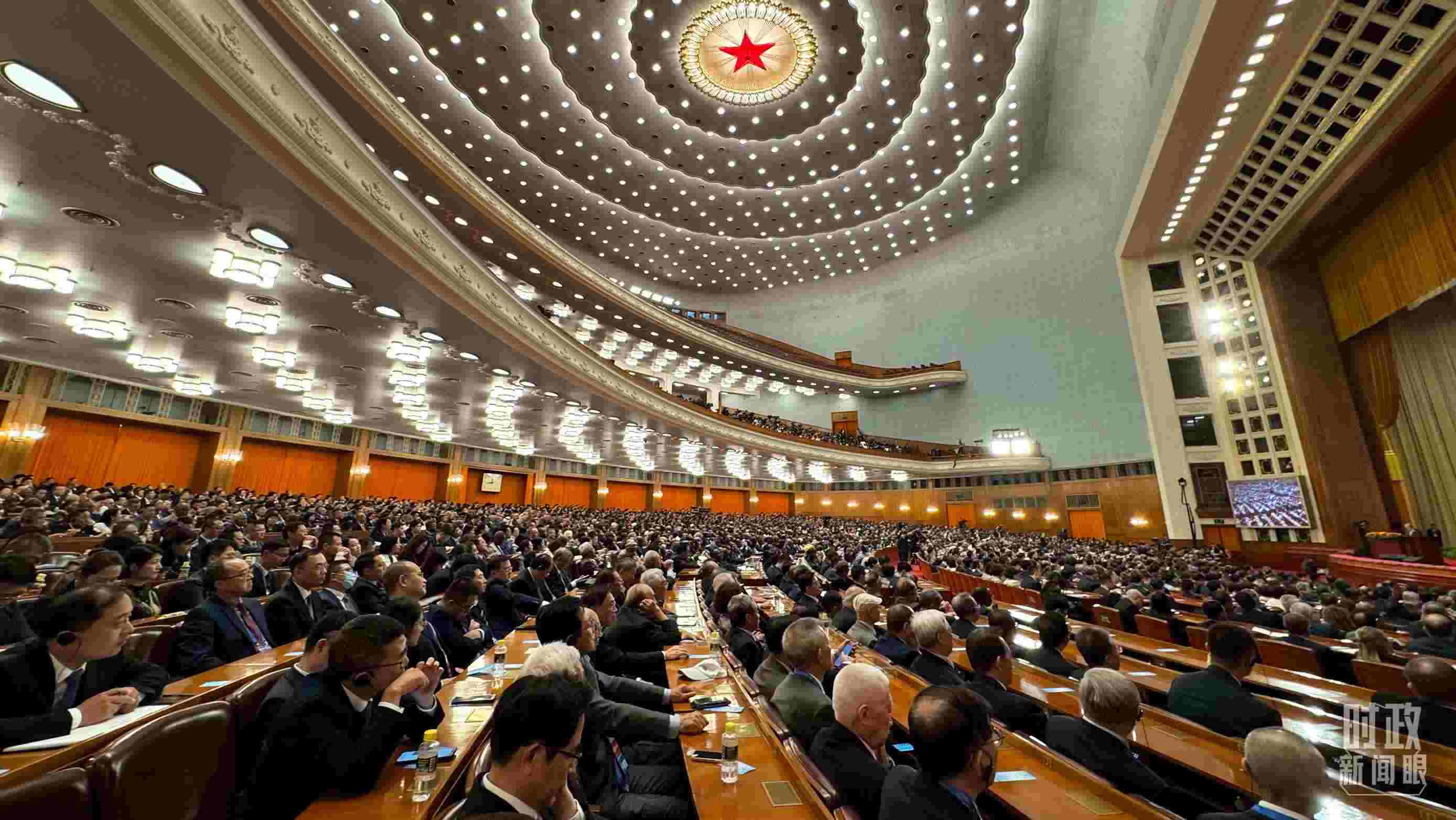  △中非合作論壇非方成員國國家元首、政府首腦、代表團團長及國際和地區(qū)組織負責人等中外各界人士3200余人出席開幕式。（總臺央視記者蔣碩拍攝）