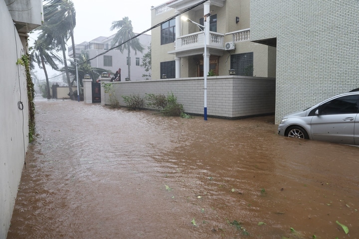 臺風“摩羯”導致海南部分地區(qū)出現(xiàn)洪澇。新華社記者 張麗蕓 攝