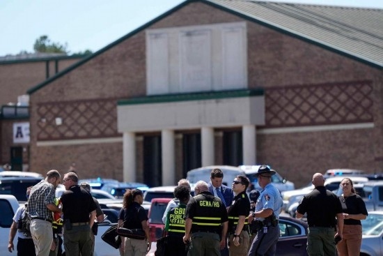 9月4日，在美國佐治亞州巴羅縣溫德市，警察聚集在發(fā)生槍擊事件的阿巴拉契高中外。新華社/美聯(lián)