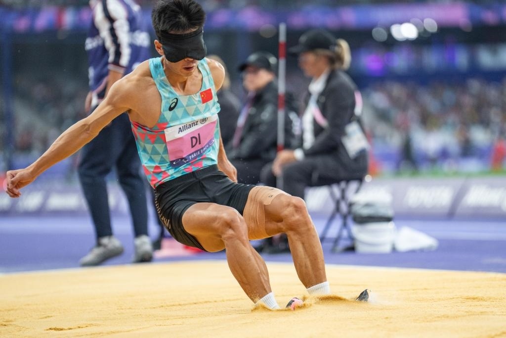 8月30日，邸東東在巴黎殘奧會田徑男子跳遠T11級決賽中試跳。新華社記者 黃偉 攝