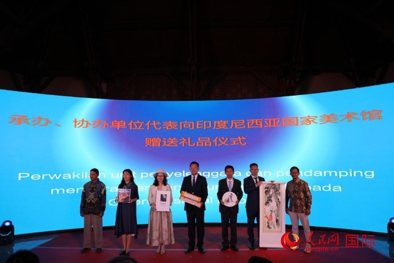 在展覽開幕式現(xiàn)場，本次展覽的承辦、協(xié)辦單位代表向印尼國家美術(shù)館贈送禮品。人民網(wǎng)記者 曹師韻攝
