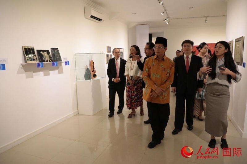 參加開幕式的嘉賓參觀展覽。人民網(wǎng)記者曹師韻攝