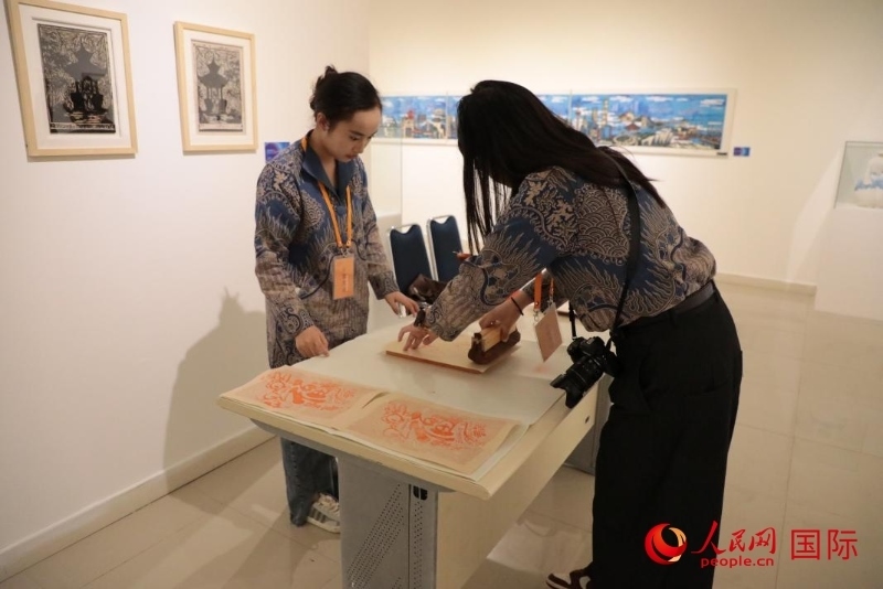 展覽現(xiàn)場的拓印技藝體驗工坊。人民網(wǎng)記者曹師韻攝