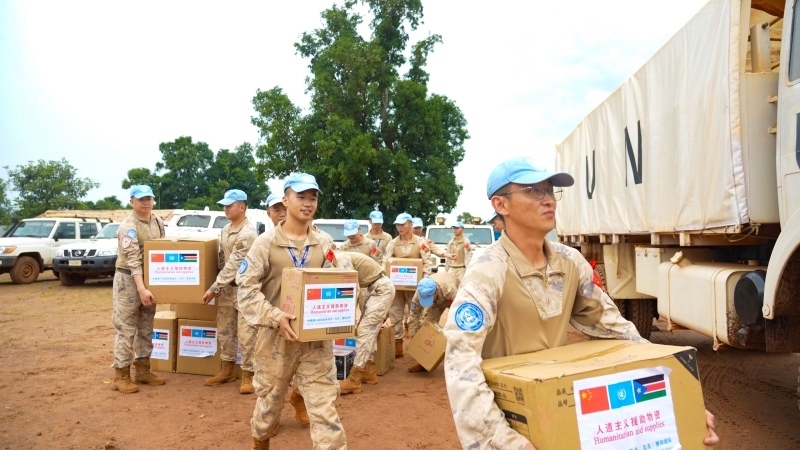 搬運援助物資。孫千攝