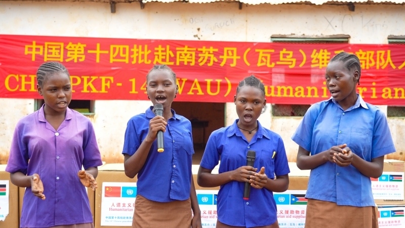 動聽的歌聲歡迎中國官兵。王軍杰攝