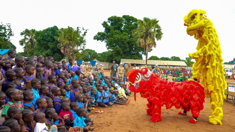 舞獅活動引發(fā)現(xiàn)場熱烈掌聲。謝坤攝