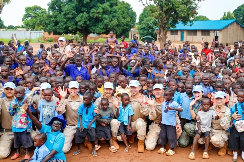 維和官兵與學生進行合影。殷亦豪攝