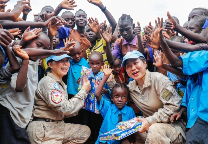 學生對中國官兵援助表達感謝。王皓宇攝