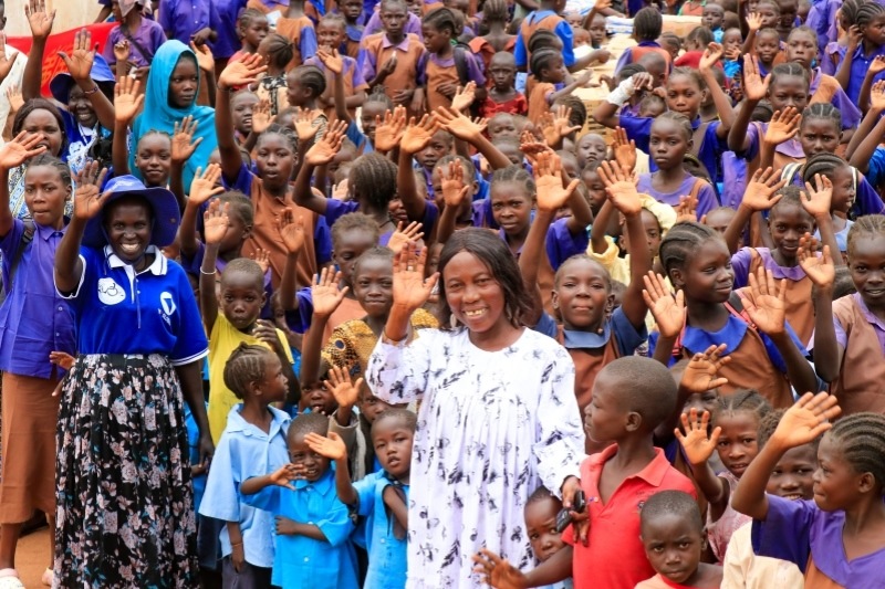 學校師生送別維和官兵。王軍杰攝