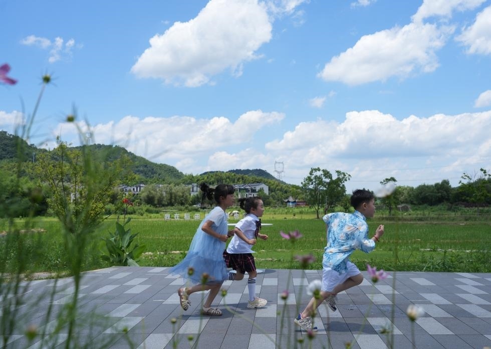 兒童在余姚市梁弄鎮(zhèn)的田野間奔跑（7月3日攝）。新華社記者翁忻旸 攝