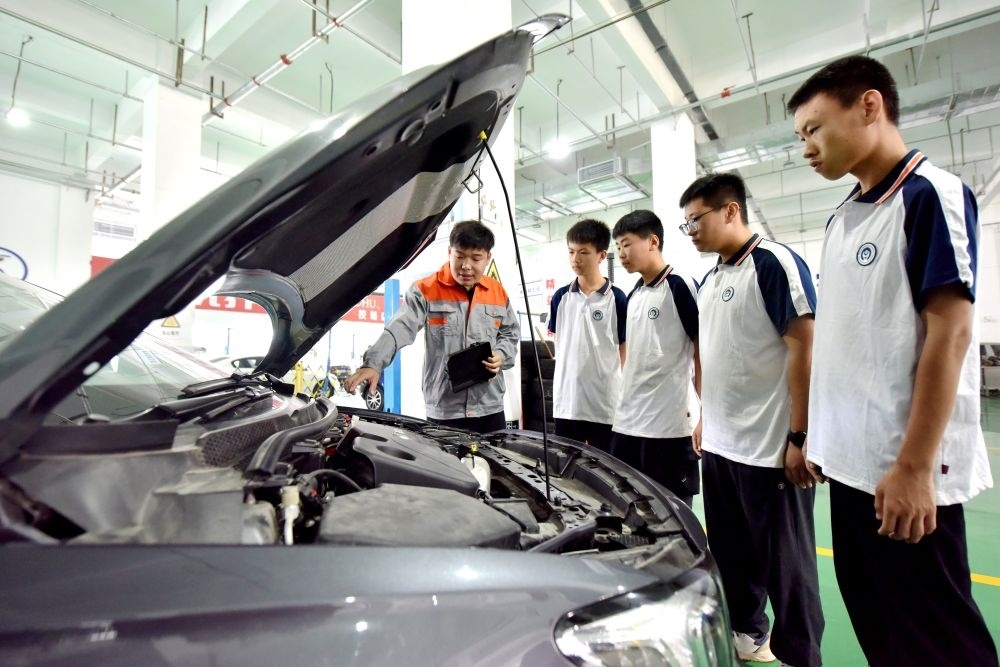 2024年6月7日，河北省邢臺(tái)市威縣職業(yè)技術(shù)教育中心教師在指導(dǎo)學(xué)生學(xué)習(xí)汽車(chē)維修技術(shù)。新華社記者 王曉 攝