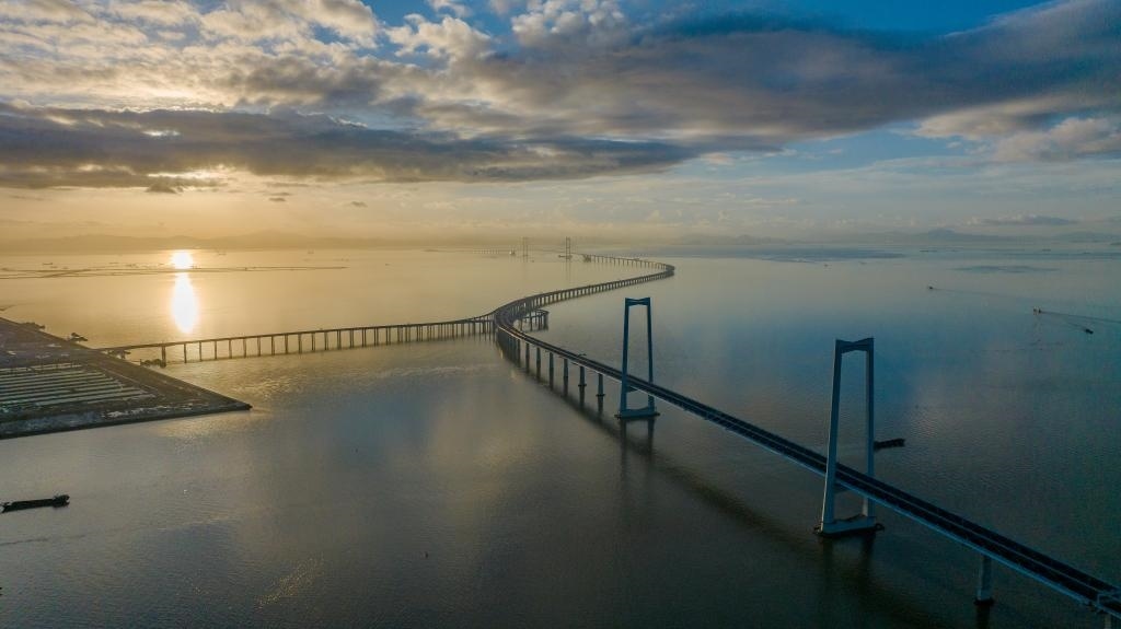 6月27日，沐浴在晨曦中的深中通道（無人機(jī)照片）。新華社記者毛思倩 攝