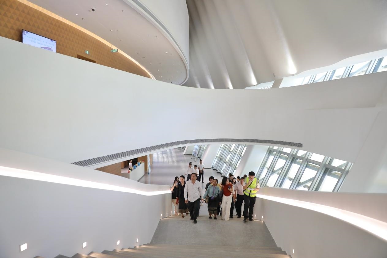 亞洲媒體考察團(tuán)正在上樓。《中國經(jīng)濟(jì)周刊》記者 肖翊攝