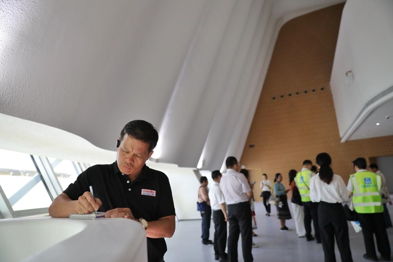 亞洲媒體考察團(tuán)參觀綜合劇場外墻?！吨袊?jīng)濟(jì)周刊》記者 肖翊攝