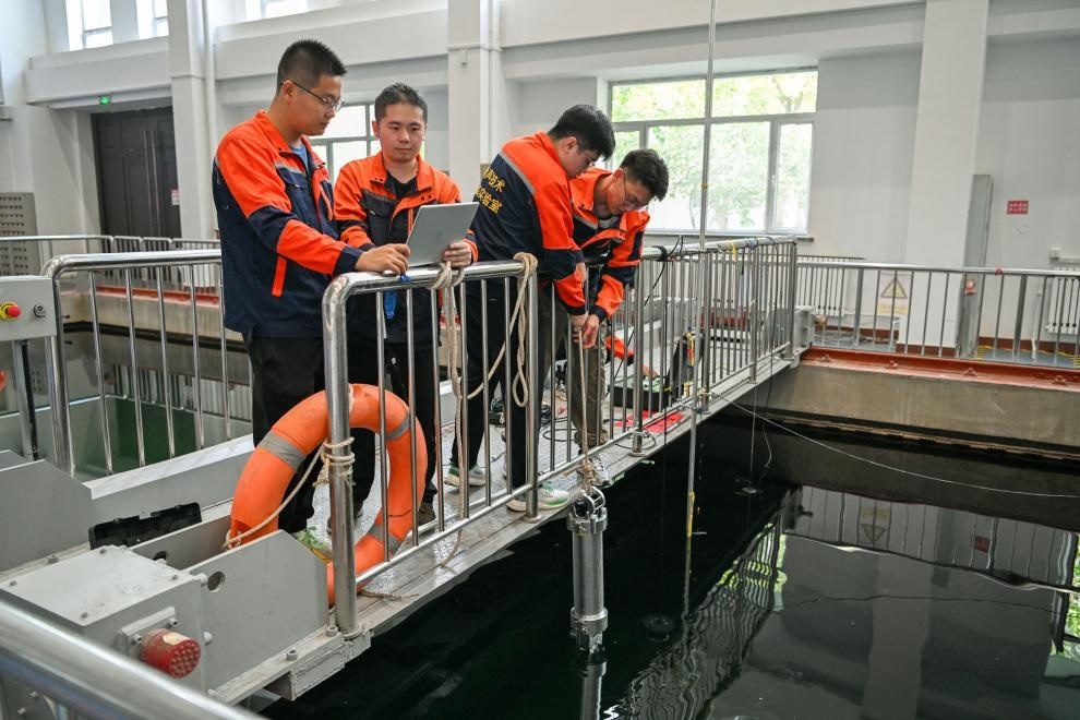 哈爾濱工程大學(xué)水聲工程學(xué)院學(xué)生在進(jìn)行技術(shù)實(shí)驗(yàn)。新華社記者王松 攝