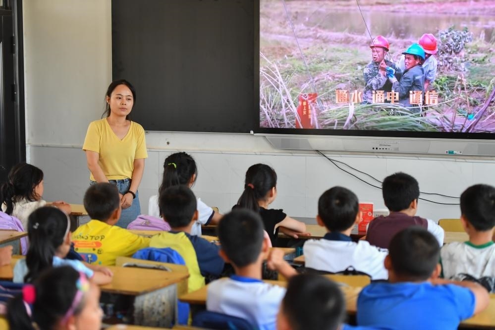 今年夏天，湖南華容縣等地遭受洪澇災(zāi)害。9月，華容縣一所學(xué)校，老師通過(guò)講述防災(zāi)救災(zāi)故事，引導(dǎo)孩子們知情、共情，汲取成長(zhǎng)的力量。